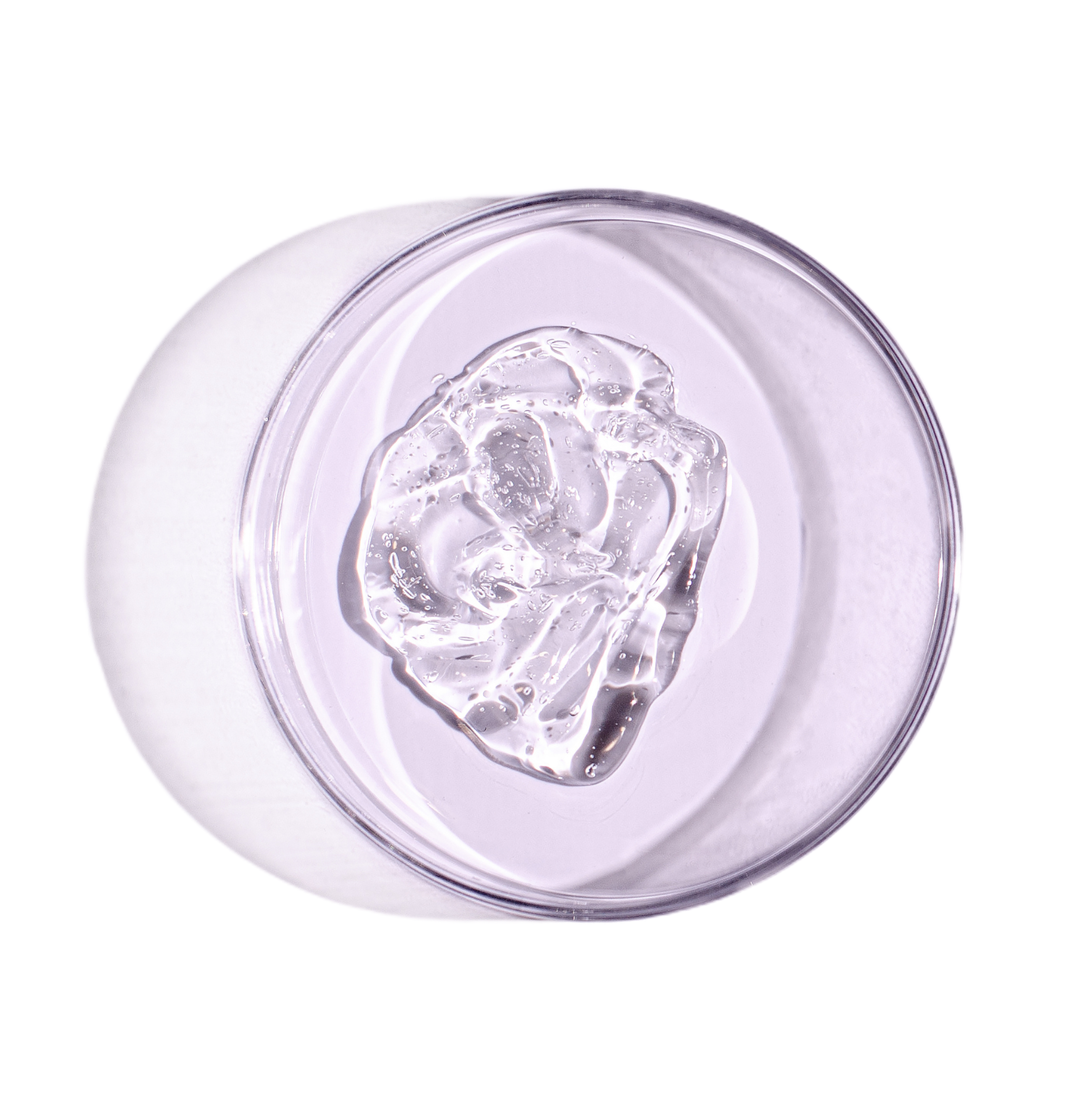 Glinsterende glazen schaal in lila tint met een gel druppel die kleine luchtbelletjes bevat.