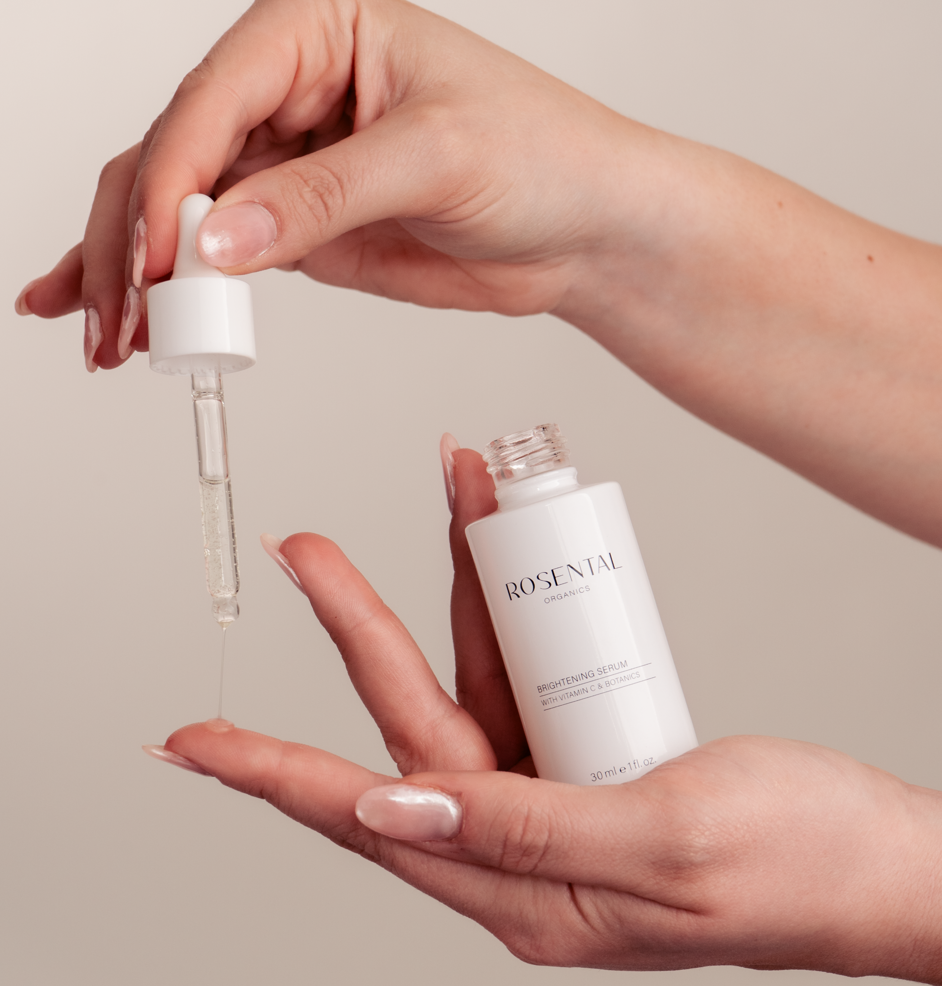 Houd het flesje Brightening Serum vast terwijl u met behulp van de pipet een druppel op uw wijsvinger aanbrengt.