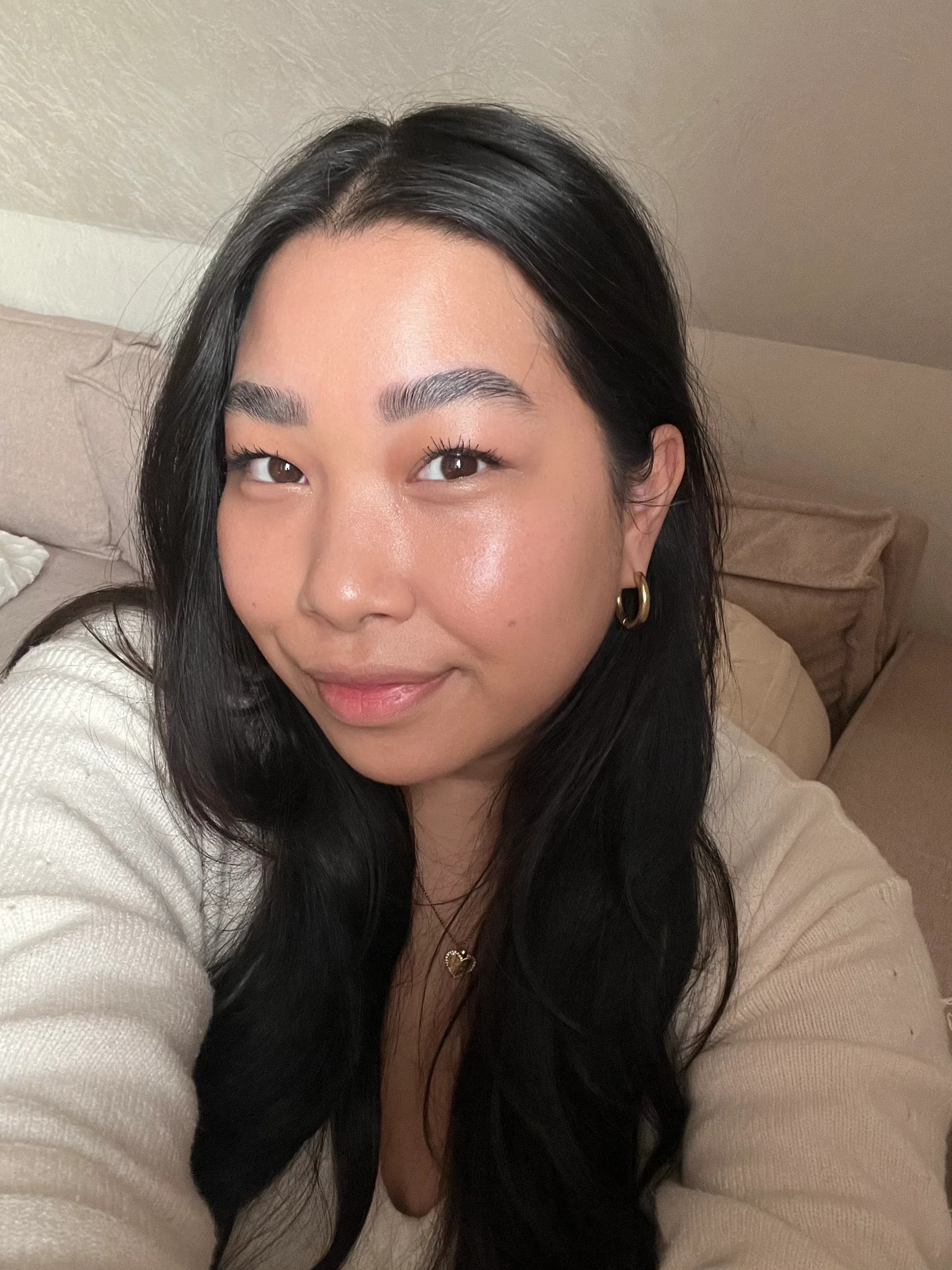 Een selfie van een vrouw die in de camera lacht.