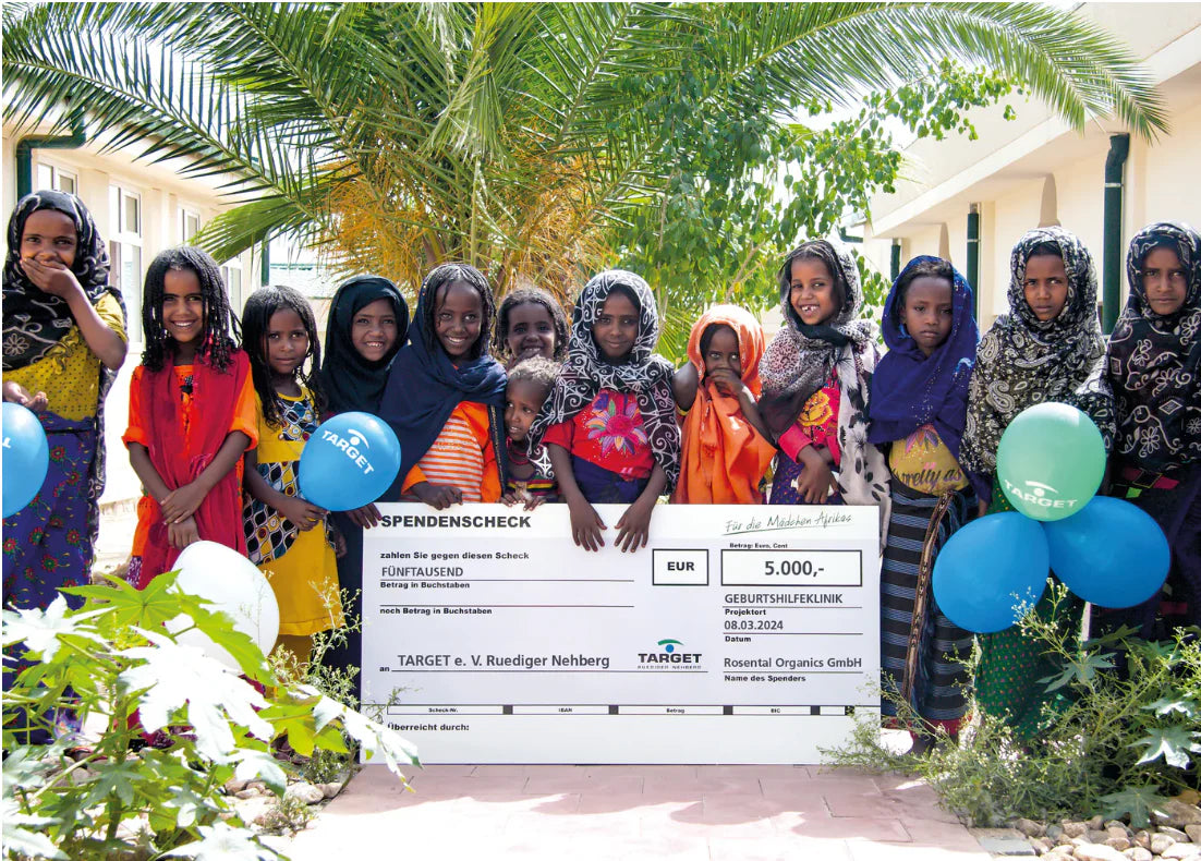 Afrikaanse kinderen krijgen een donatiecheque van 5.000 euro voor een kraamkliniek.